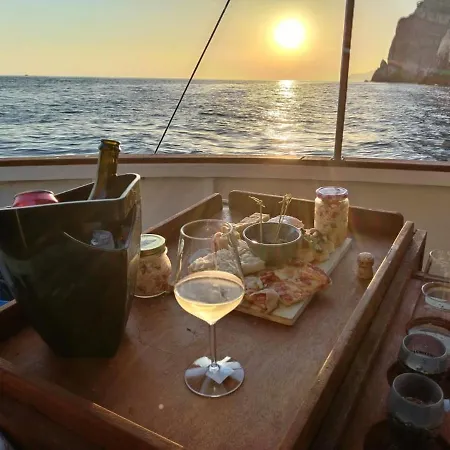 Båthotell Mari'on Boat Tour